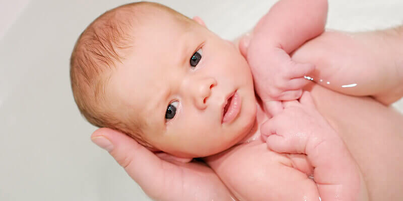 Что нужно в первые дни жизни новорожденного дома для купания?