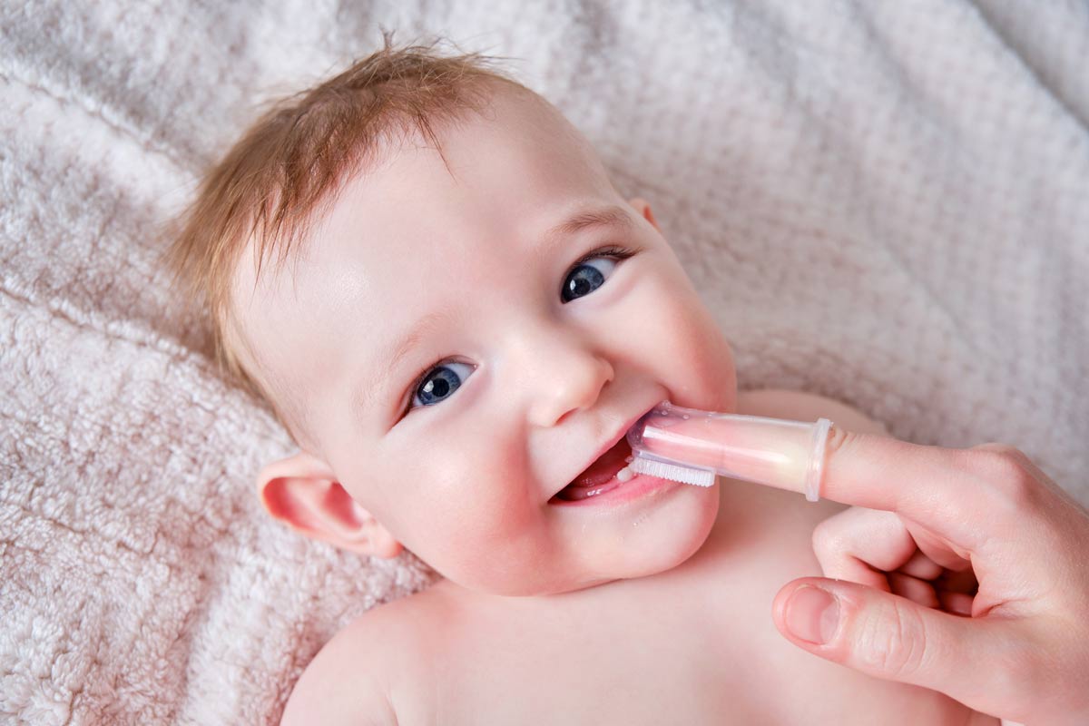 Когда начинать чистить зубы ребенку: Алгоритм чистки зубов для детей