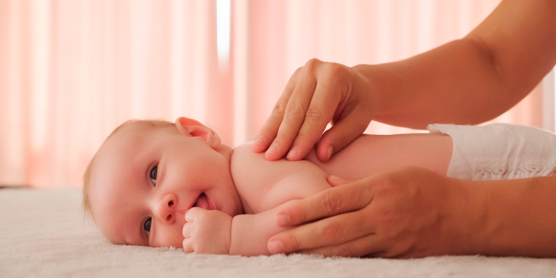 Приятно и полезно: как делать массаж младенцу в домашних условиях (и не навредить!)