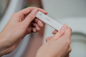 Когда экспресс-тест на беременность ошибается, объяснила гинеколог университета Мечникова