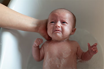 Ребенок плачет при купании. Что делать?